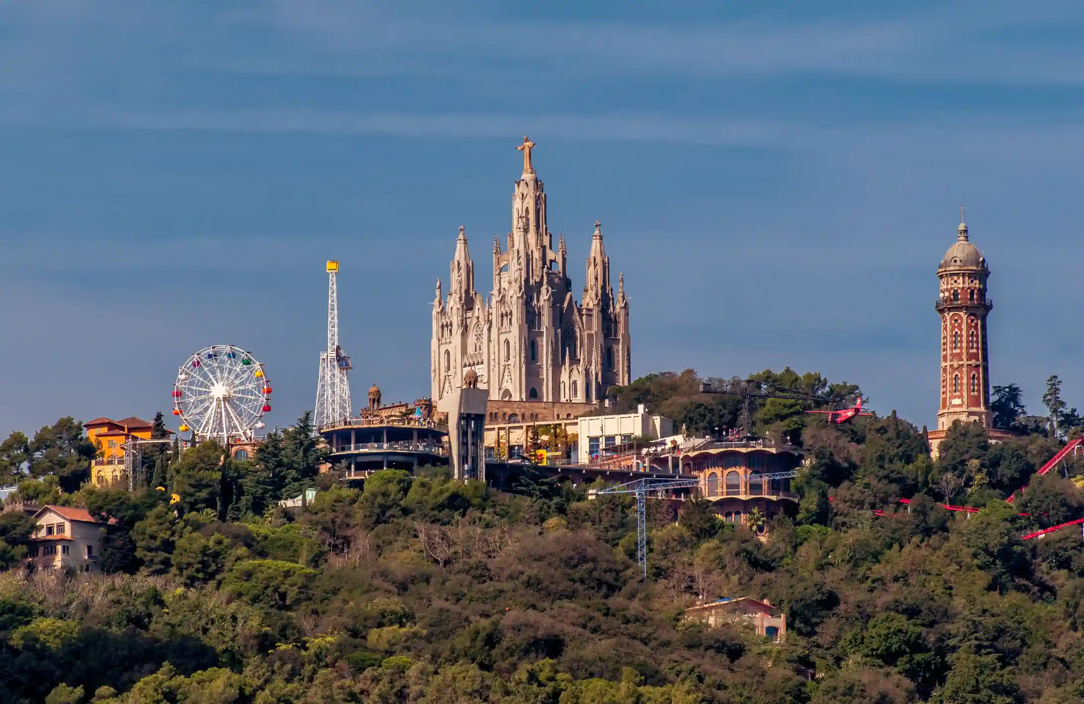 Barcelona al atardecer, a los pies del Tibidabo
